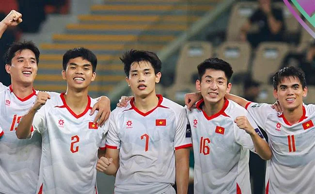 Trò chơi sòng bạc trực tiếp với người chia bài thật tại JB88